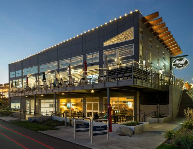 Exterior building of a restaurant with glulam beams exposed